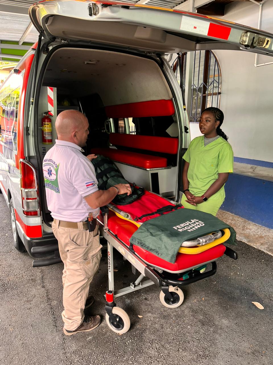 Medizinische Notfallhilfe an einem Rettungswagen